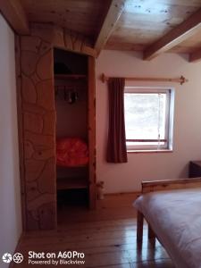 1 dormitorio con cama y ventana en Chalet Katy, en Kupres