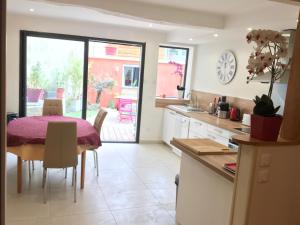 a kitchen and dining room with a table and chairs at Chambre privée au calme excellente prestation in Castelnaudary