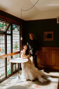 Una novia y un novio parados en una habitación con una mesa en Shelburne Hotel, en Seaview
