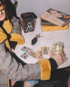una mujer sentada en una mesa con una copa de vino en Shelburne Hotel, en Seaview