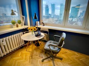 Fotografia z galérie ubytovania Super Apartament BLUE Ścisłe Centrum Dwie Linie Metra Netflix WiFi 300 Mbs Panorama Miasta vo Varšave
