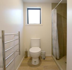 Ett badrum på Wanaka Riverside 1 Bedroom Apartment