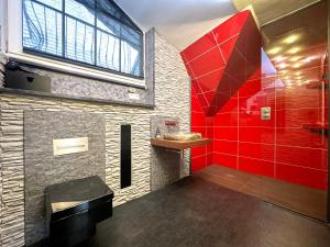 ein Bad mit einer roten Dusche und einem Waschbecken in der Unterkunft All NEW FLAT NEARBY DRESDEN !!!POOL!!! in Frauendorf