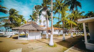 科韋尼亞斯的住宿－Hotel Marbelo Coveñas，棕榈树和建筑度假村