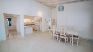 a kitchen and dining room with a table and chairs at Marbelo Coveñas by Bernalo Hotels in Coveñas
