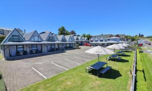 una vista aérea de un aparcamiento en un complejo en Gables Lakefront Resort en Taupo