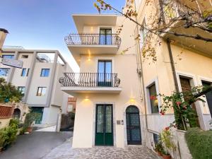 un edificio con 2 balcones en una calle en Longo Suites en Taormina