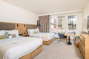 Limelight Hotel Ketchum客房内的一张或多张床位