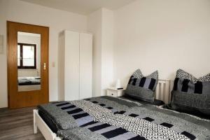 - une chambre avec un grand lit et un miroir dans l'établissement Exklusive Ferienwohnung in Einbeck, Zentrum! NEU!!, à Einbeck