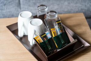 札幌的住宿－KOKO HOTEL Sapporo Odori，桌子上装有两个石瓶的托盘