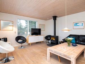 TV a/nebo společenská místnost v ubytování 6 person holiday home in Fjerritslev