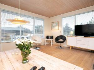 TV a/nebo společenská místnost v ubytování 6 person holiday home in Fjerritslev