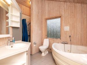 Koupelna v ubytování 6 person holiday home in Fjerritslev