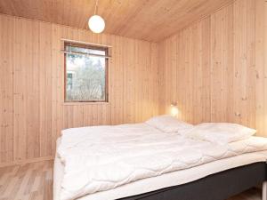 Postel nebo postele na pokoji v ubytování 6 person holiday home in Fjerritslev