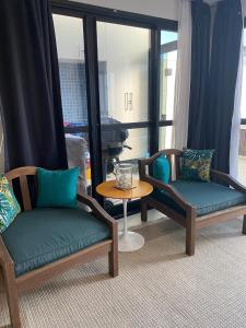 salon z 2 krzesłami i stołem w obiekcie Cobertura Duplex Luxo w mieście Salvador