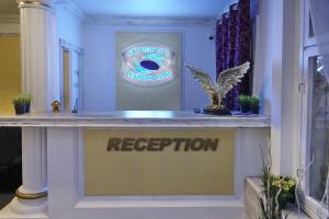 - une réception dans une chambre avec un panneau indiquant la région dans l'établissement Skyview City, à Moscou