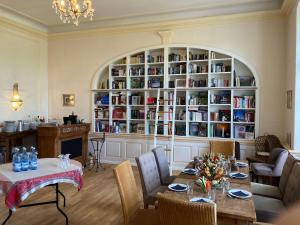 a dining room with a table and a book shelf at Schloß Vietgest in Vietgest