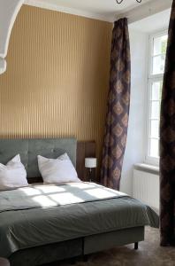 1 dormitorio con cama y ventana en Schloß Vietgest en Vietgest