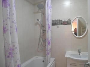 a bathroom with a shower and a sink at Apartament Daniela in Năvodari