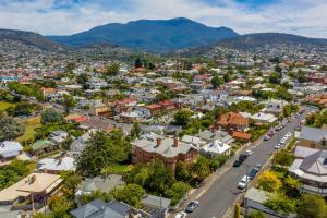 z góry widok na małe miasteczko z domami w obiekcie Grande Vue w mieście Hobart
