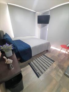 - une chambre avec un lit, une table et un canapé dans l'établissement R02 LUXURY STUDIO COURAGE a 5 MIN ITESM CEM, à Mexico