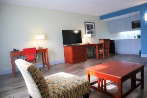 TV a/nebo společenská místnost v ubytování Baymont by Wyndham Norcross Atlanta