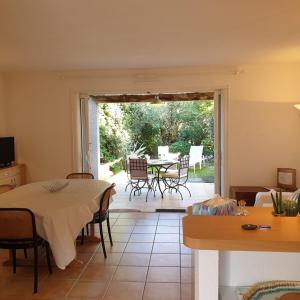 een keuken en eetkamer met een tafel en stoelen bij Mini villa Messicana 5 pers piscine 500 m plage in Lecci