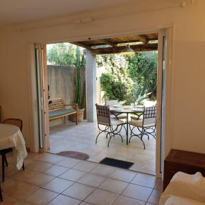 een eetkamer met een tafel en stoelen op een patio bij Mini villa Messicana 5 pers piscine 500 m plage in Lecci