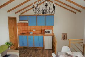 a kitchen with blue cabinets and a chandelier at Finca Ulises Las Hayas in Valle Gran Rey