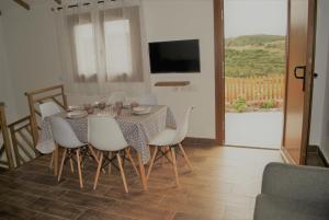 A television and/or entertainment centre at Finca Ulises Las Hayas