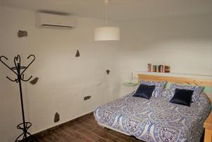 A bed or beds in a room at Finca Ulises Las Hayas