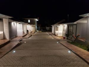 una calle vacía con una fila de casas por la noche en Cabañas Vientos del Mar, en Pichilemu