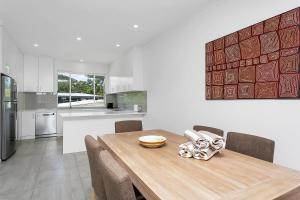 Cucina o angolo cottura di Seascape Holidays at Beaches Port Douglas