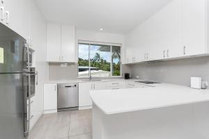 Cucina o angolo cottura di Seascape Holidays at Beaches Port Douglas