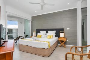 Letto o letti in una camera di Seascape Holidays at Beaches Port Douglas