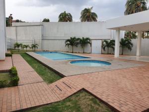 a swimming pool in the middle of a yard at Apartamento Completo, Perfecto para tus viajes in Cúcuta