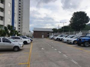 un estacionamiento con un montón de coches aparcados en Apartamento Completo, Perfecto para tus viajes, en Cúcuta