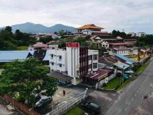 een luchtzicht op een stad met gebouwen en een straat bij KSK Kasih Sayang Kluang Hometel in Kluang