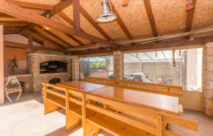 duży drewniany stół w pokoju z kominkiem w obiekcie Apartments Anchor w mieście Pašman