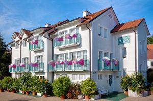eine Reihe von Apartmenthäusern mit Blumen auf den Balkonen in der Unterkunft Gästehaus Plank in Graz