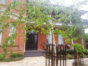 una casa in mattoni con una porta nera e alberi di The Rivulet a Hobart