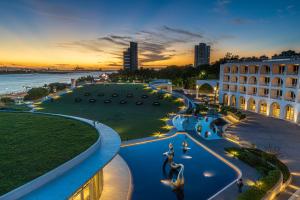Bazén v ubytování Golden Tulip FAB Hotel New Taipei nebo v jeho okolí