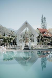 Bazen u objektu Royal Hotel and Villa Batu ili u blizini