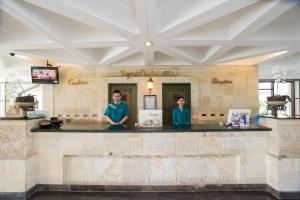 Členové personálu v ubytování Royal Hotel and Villa Batu