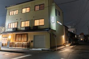 a building on a street with a no parking sign at 大吉屋2号館 ワンフロア貸切 非対面チェックイン対応中 in Nagoya