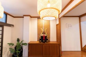een lobby met een standbeeld van een konijn op een tafel bij 大吉屋2号館 ワンフロア貸切 非対面チェックイン対応 in Nagoya