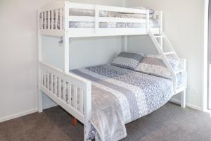 מיטה או מיטות קומותיים בחדר ב-Rolki House - Hanmer Springs Holiday Home