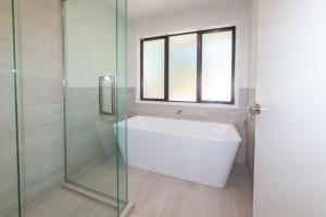 Ένα μπάνιο στο Rolki House - Hanmer Springs Holiday Home +29 φωτογραφίες