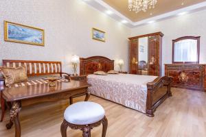 1 dormitorio con cama, mesa y escritorio en Apartments in the historical center, en Minsk