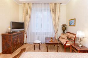 salon z telewizorem i kanapą w obiekcie Apartments in the historical center w Mińsku